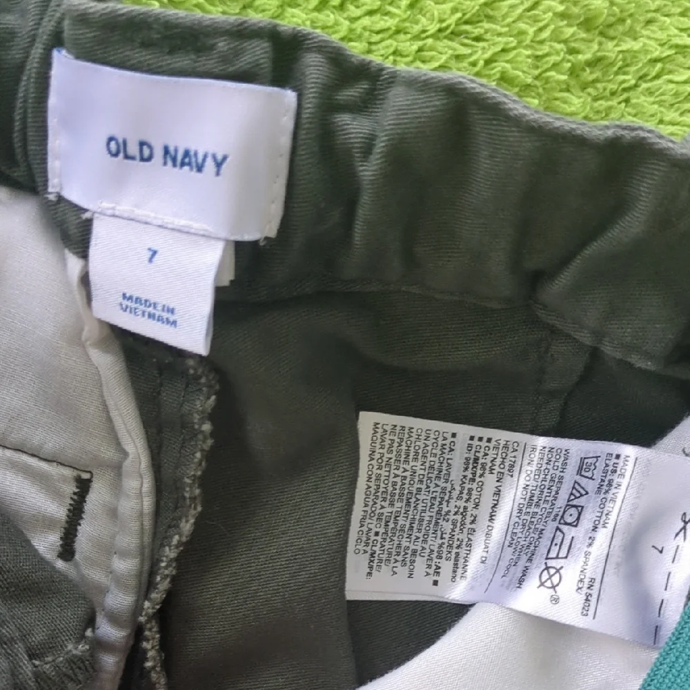 Old Navy Green Relaxed Fit Shorts - Picture 3 of 4